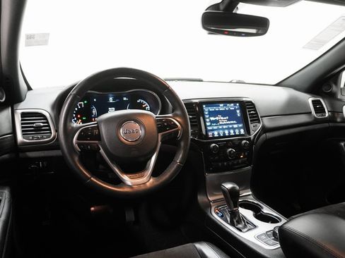 Certified 2022 Jeep Grand Cherokee Laredo X image 17