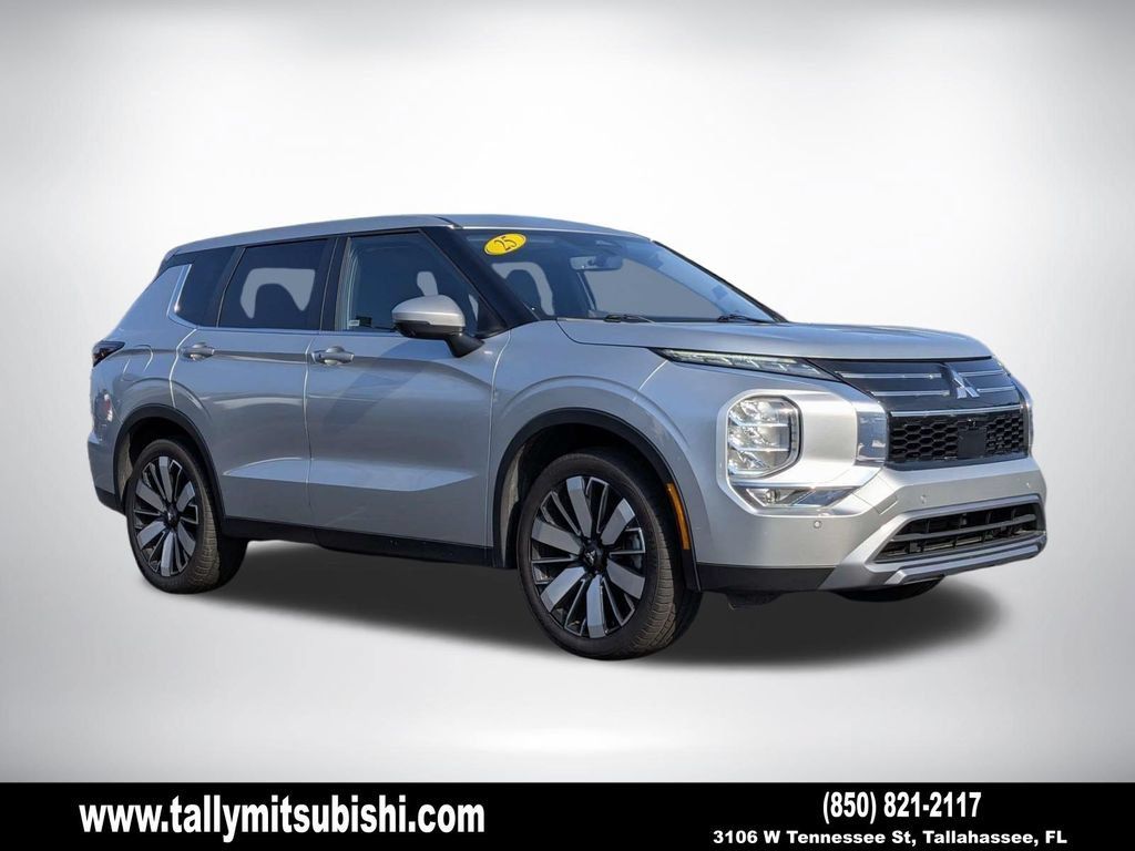 Used 2025 Mitsubishi Outlander SE FWD image 1