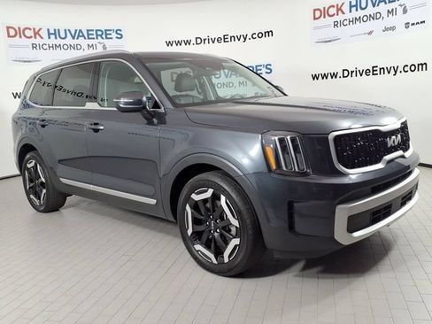 Used 2024 Kia Telluride EX w/ EX Captain's Chair Package AWD/4WD image 3