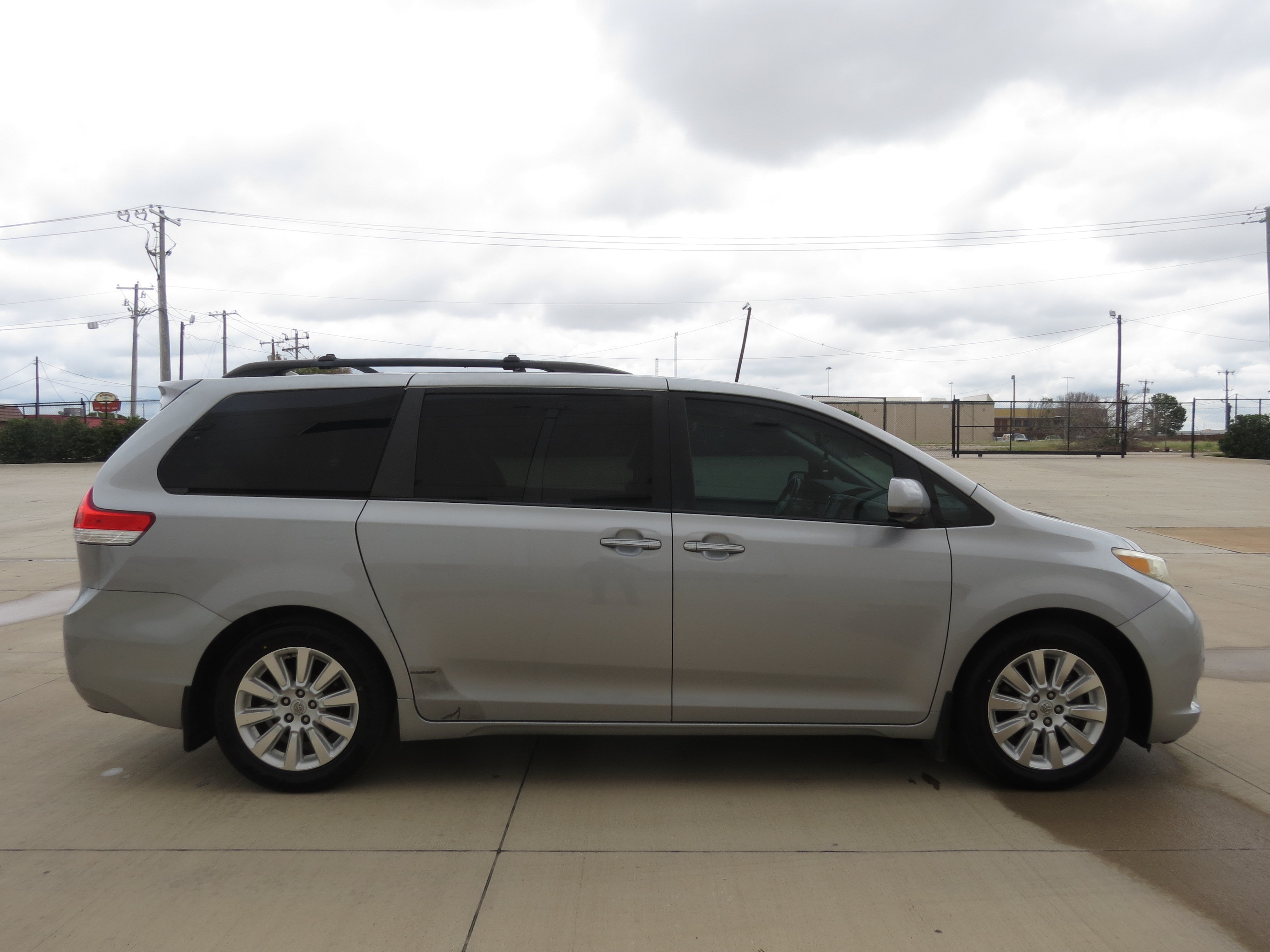 Used 2011 Toyota Sienna Limited w/ Premium Pkg FWD image 6