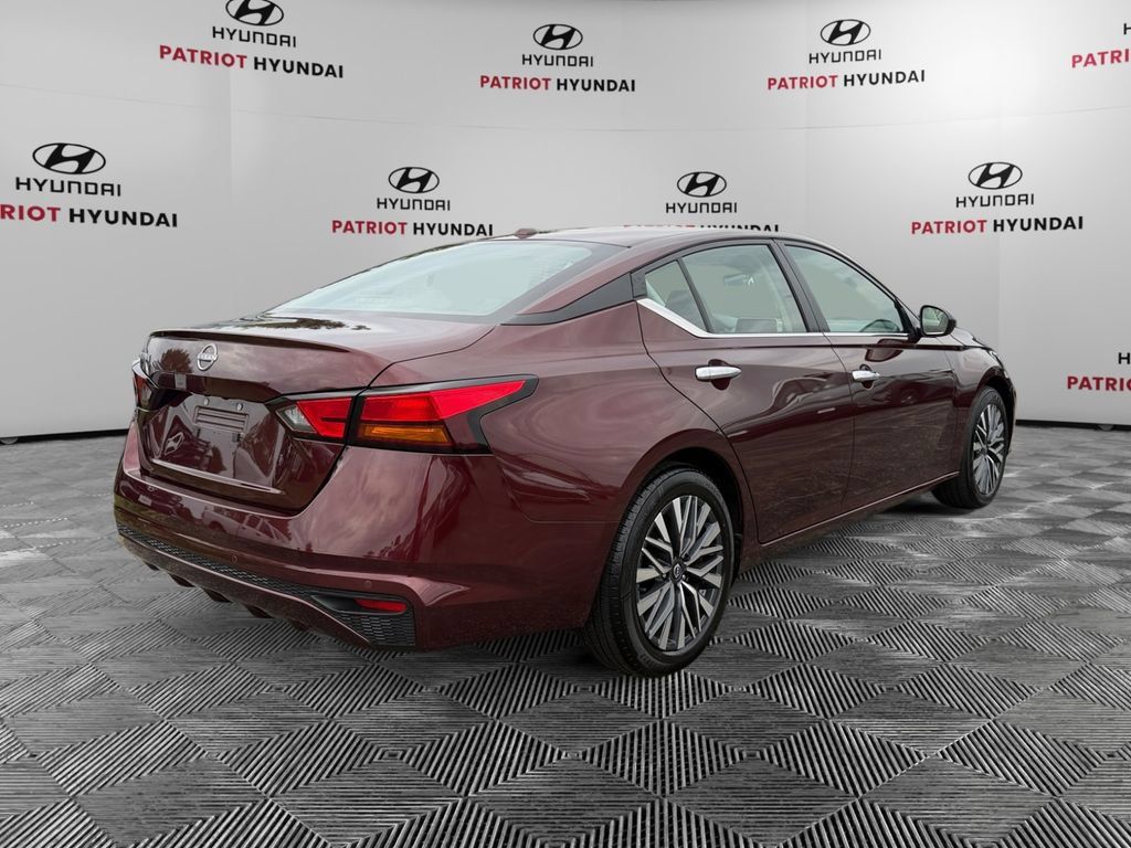 Used 2025 Nissan Altima 2.5 SV FWD image 3