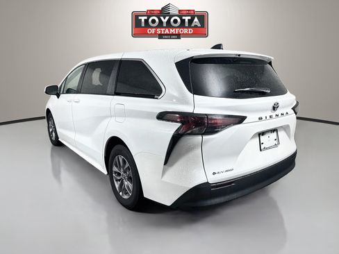 Certified 2026 Toyota Sienna LE AWD/4WD image 5