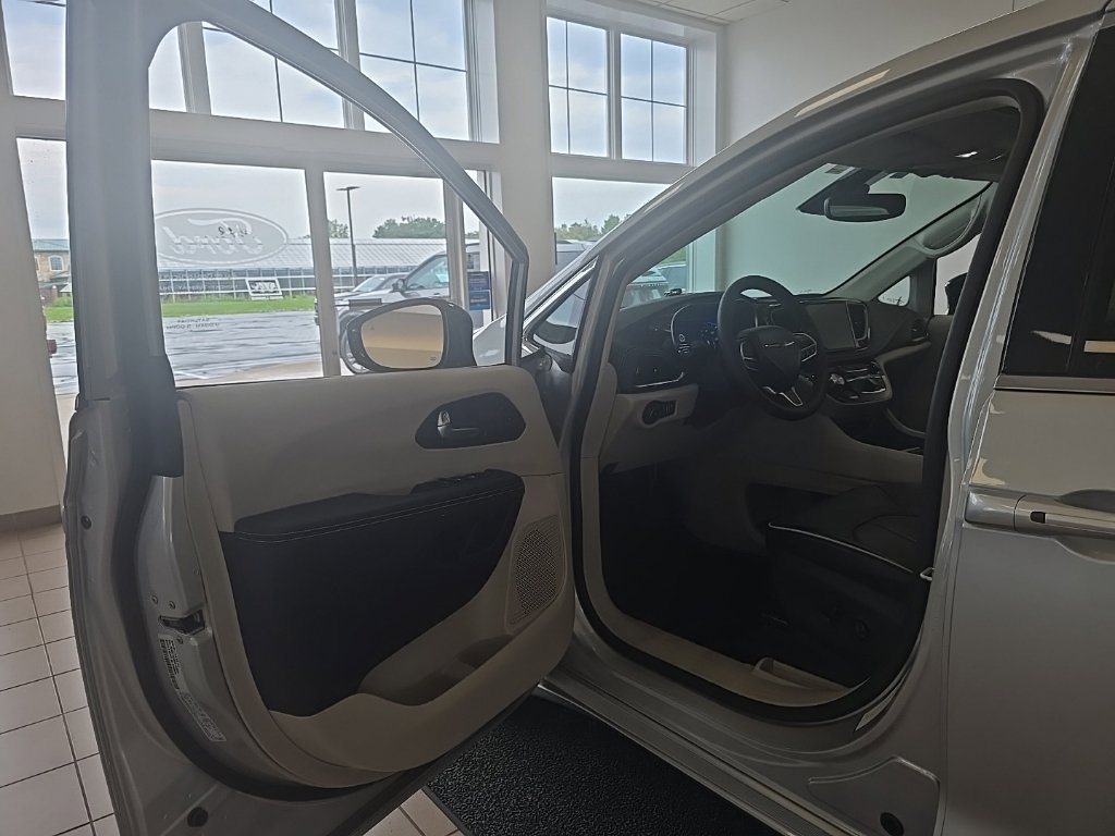 Used 2024 Chrysler Pacifica Limited FWD image 12