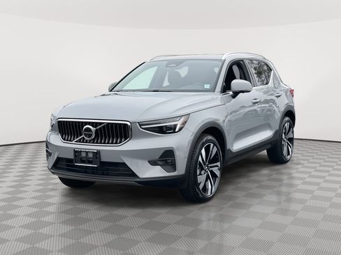 Used 2025 Volvo XC40 B5 Ultra w/ Protection Package Premier image 2