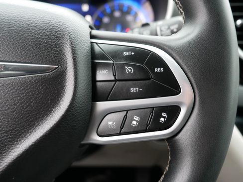 Certified 2024 Chrysler Pacifica Touring-L image 29