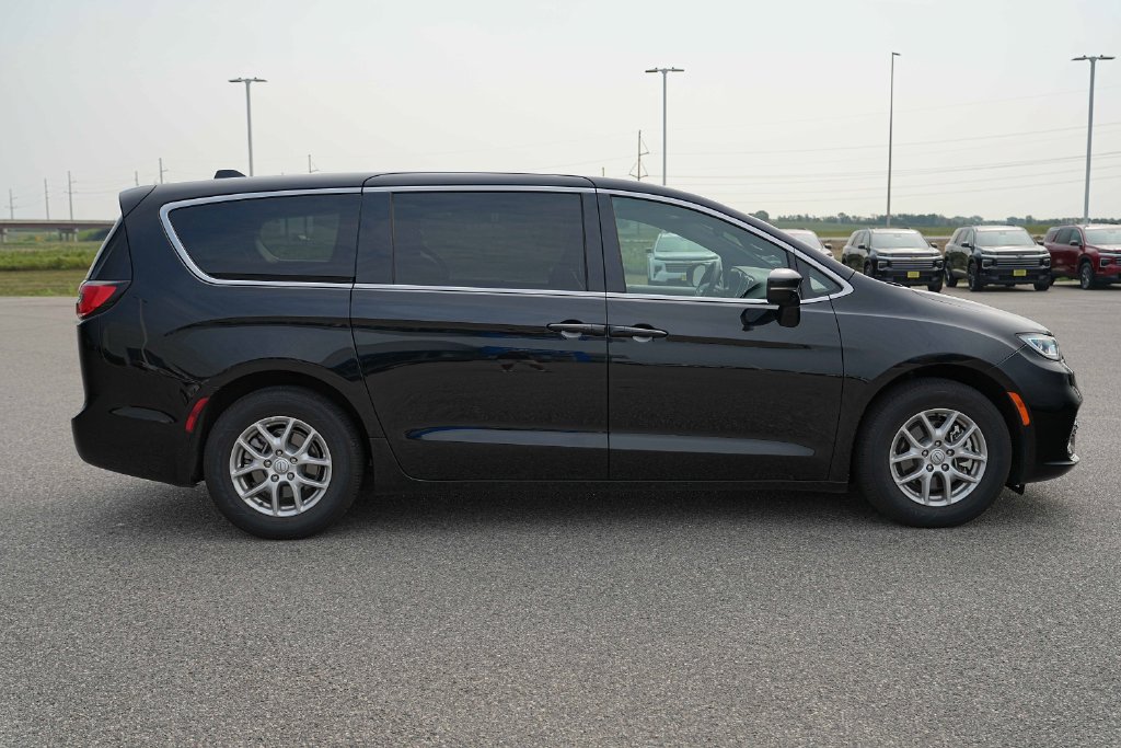 Used 2026 Chrysler Pacifica Select FWD image 6