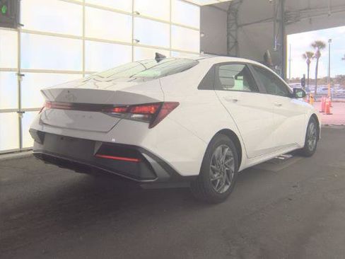 Used 2024 Hyundai Elantra SEL FWD image 2