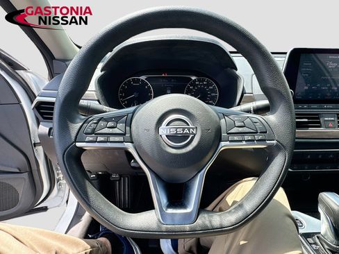 Used 2023 Nissan Altima 2.5 SV FWD image 14