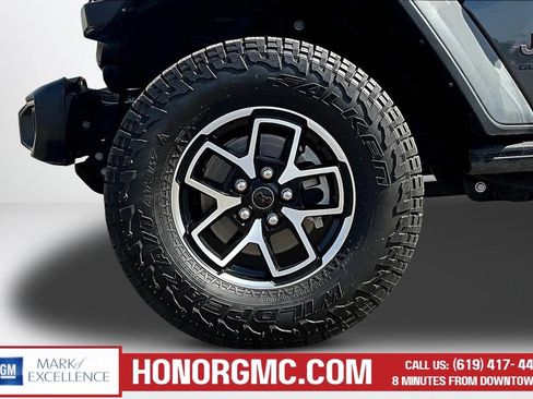 Used 2024 Jeep Gladiator Rubicon w/ Technology Group AWD/4WD image 32