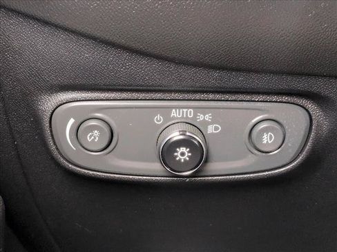 Used 2018 Chevrolet Equinox Premier FWD image 18