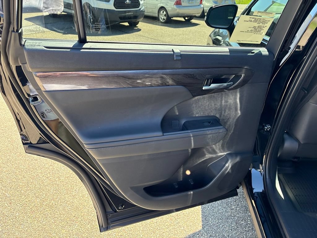 Certified 2026 Toyota Highlander Limited AWD/4WD image 14