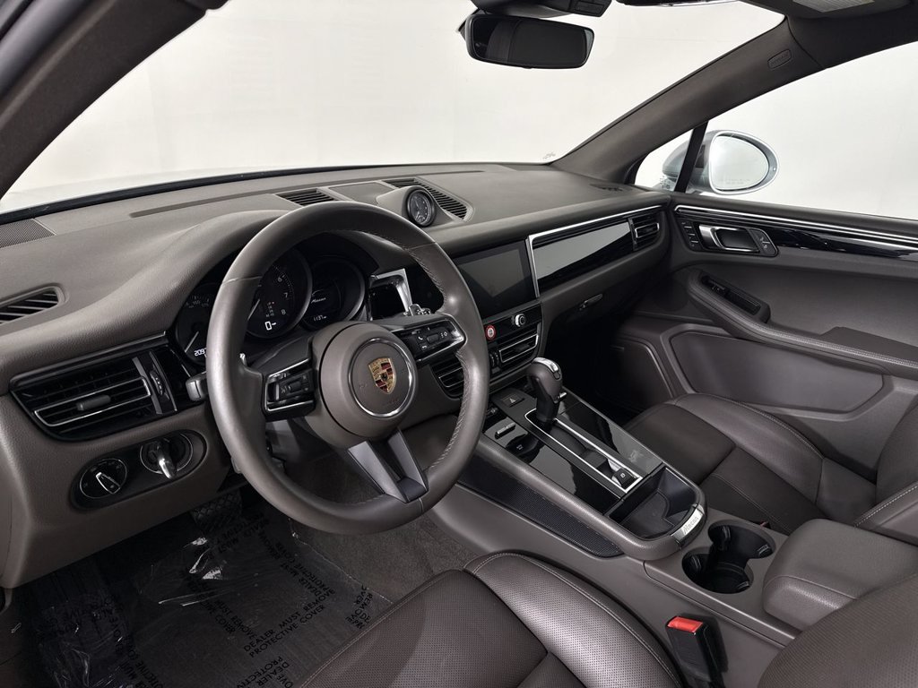 Certified 2024 Porsche Macan AWD/4WD image 4