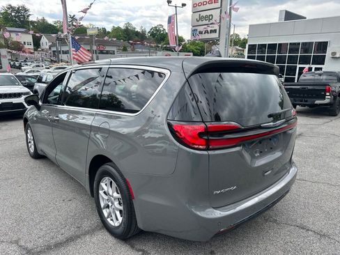 Certified 2023 Chrysler Pacifica Touring FWD image 4
