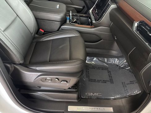 Used 2025 GMC Yukon Denali w/ Sun & Power Step Package image 44