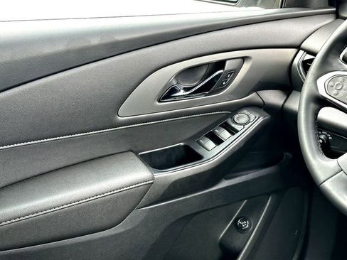 Used 2023 Chevrolet Traverse LT FWD image 28