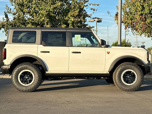 New 2025 Ford Bronco Badlands w/ Sasquatch Package image 3