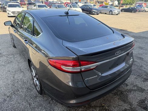 Used 2017 Ford Fusion SE w/ Equipment Group 201A FWD image 4