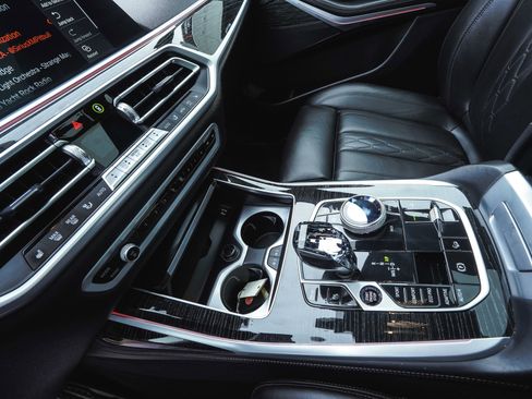 Used 2022 BMW X7 xDrive40i w/ M Sport Package image 25