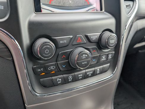 Used 2021 Jeep Grand Cherokee Laredo AWD/4WD image 19