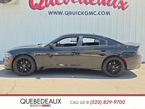 Used 2018 Dodge Charger SXT w/ Blacktop Package RWD image 4