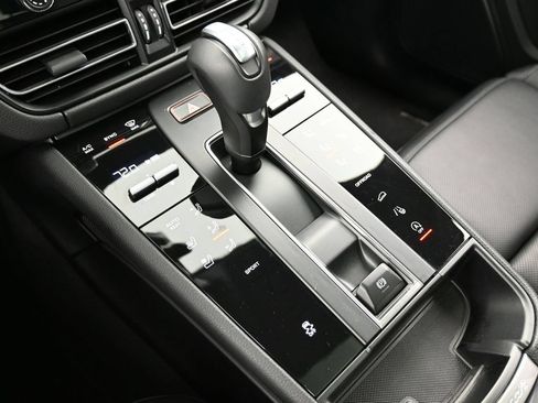 Certified 2025 Porsche Macan AWD/4WD image 21