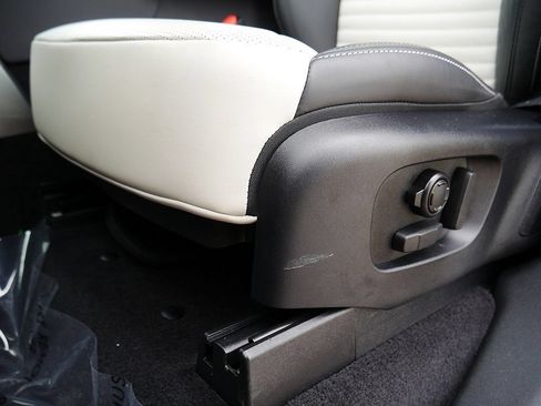 Used 2025 Land Rover Discovery Metropolitan Edition AWD/4WD image 12