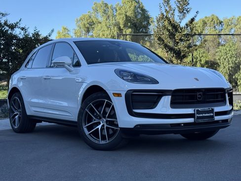 Used 2025 Porsche Macan image 9