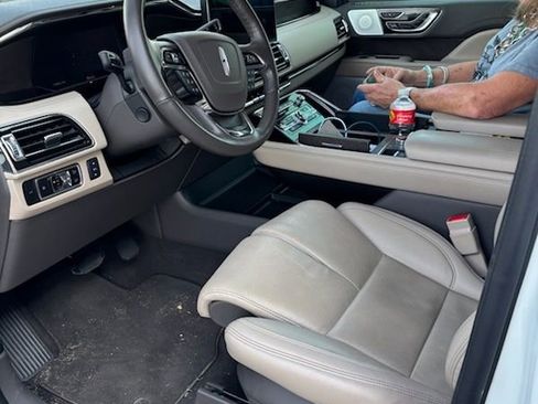 Used 2024 Lincoln Navigator L Reserve image 4