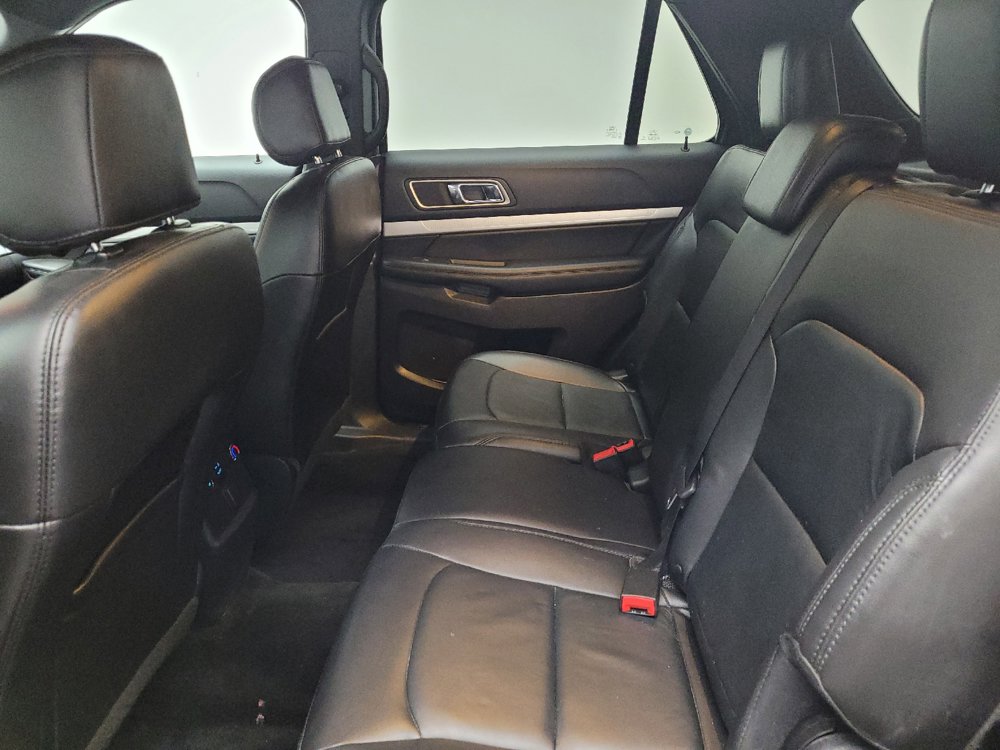 Used 2017 Ford Explorer XLT w/ Equipment Group 202A AWD/4WD image 18
