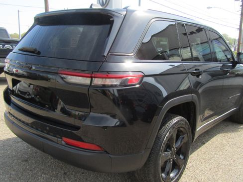 Used 2023 Jeep Grand Cherokee Altitude AWD/4WD image 6