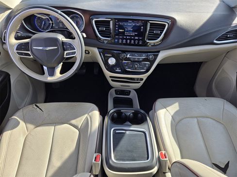 Used 2018 Chrysler Pacifica Limited image 24