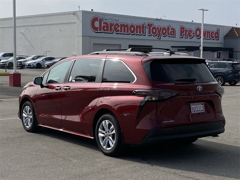 Used 2025 Toyota Sienna XLE image 4