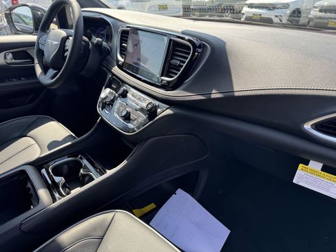New 2026 Chrysler Pacifica Limited w/ S Appearance Package image 6