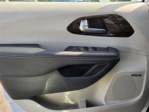 New 2024 Chrysler Pacifica Limited w/ Uconnect Theater Family Group image 26