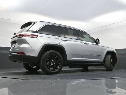 Used 2022 Jeep Grand Cherokee Limited image 36