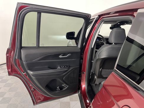 Used 2023 Jeep Grand Cherokee Laredo image 12