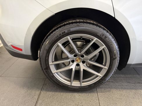 Certified 2025 Porsche Macan image 12