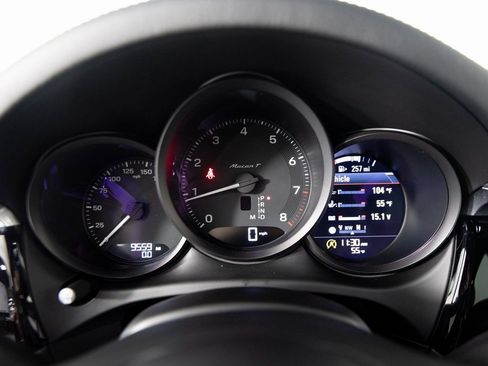 Certified 2025 Porsche Macan Turbo image 23