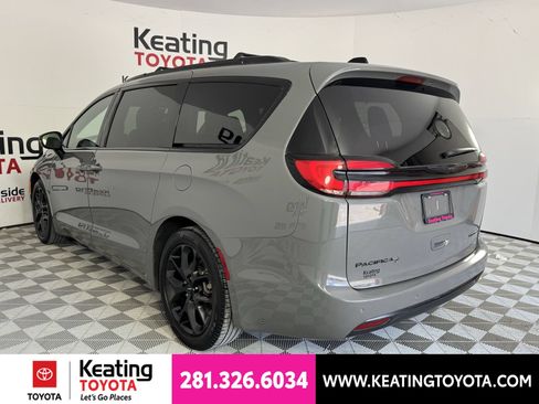 Used 2025 Chrysler Pacifica Limited FWD image 6