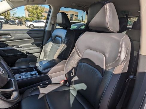 Used 2023 Nissan Pathfinder SL AWD/4WD image 17