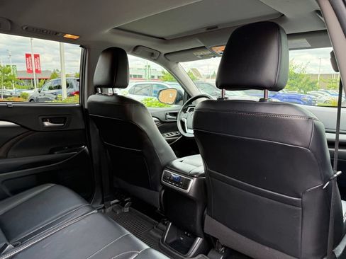 Used 2019 Toyota Highlander XLE AWD/4WD image 19
