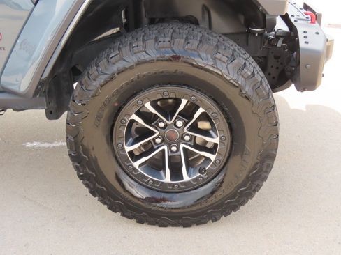 Used 2025 Jeep Wrangler Unlimited Rubicon AWD/4WD image 9