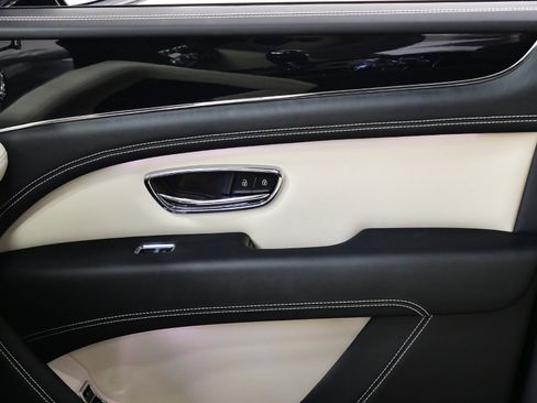 Used 2023 Bentley Bentayga AWD/4WD image 35