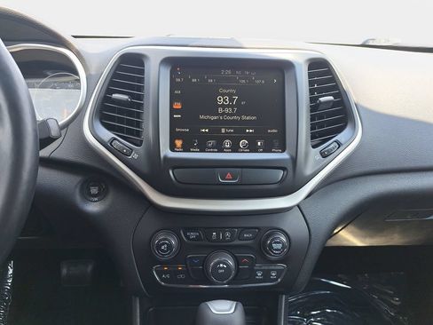 Used 2018 Jeep Cherokee Latitude Plus w/ Cold Weather Group AWD/4WD image 19