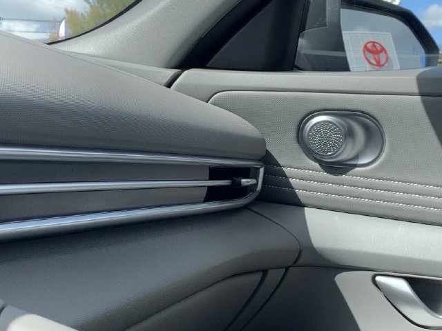 Used 2025 Hyundai Elantra SEL FWD image 11