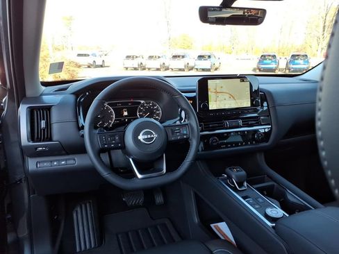 Certified 2025 Nissan Pathfinder SL w/ Black Appearance Package AWD/4WD image 10