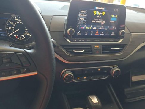 Used 2025 Nissan Altima 2.5 SV image 8