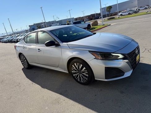 Used 2024 Nissan Altima 2.5 SV image 7