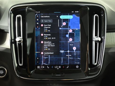 Used 2025 Volvo XC40 B5 Plus image 17