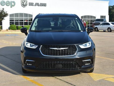 Used 2024 Chrysler Pacifica Touring-L FWD image 2